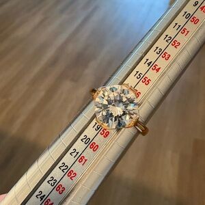 💎 Sparkly rose gold tone ring